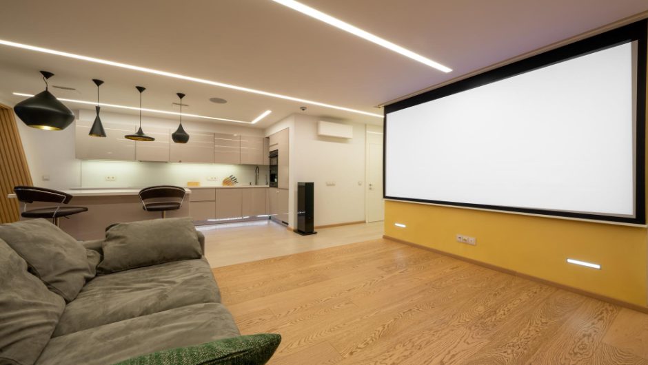 Proiectoare 4K pentru o sufragerie ca o sală de cinema